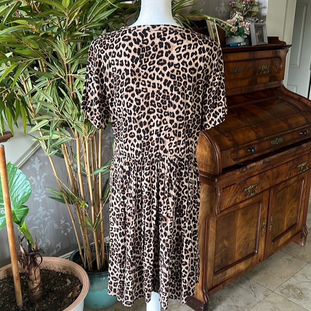 Torrid ladies animal, print short sleeve dress size 1X. Very good condition soft - Picture 9 of 10